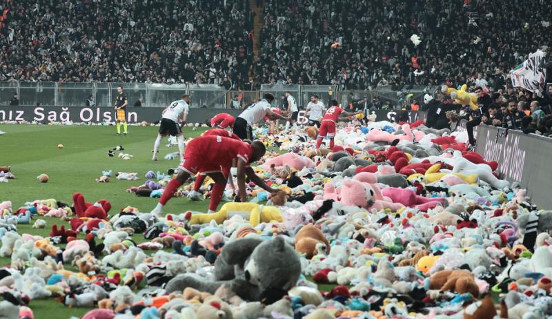 Na volta do Campeonato Turco, a torcida do Besiktas doou milhares de bichinhos de pelúcia às crianças afetadas pelo terremoto