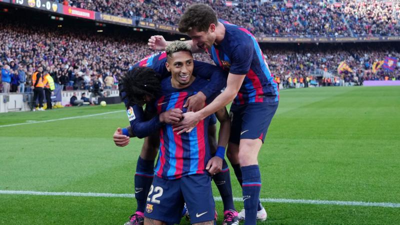 Com um a menos, Barcelona precisou sofrer novamente, mas também conseguiu vencer o Valencia