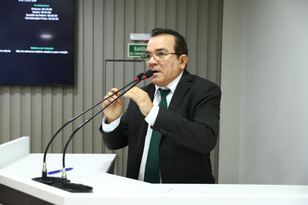 Massilon cobra cercamento do terreno abandonado da Câmara e questiona despesa em prédio da Suframa