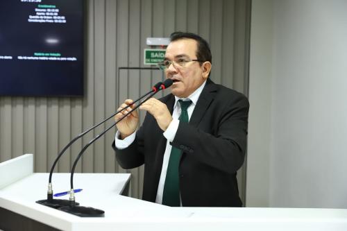 Massilon cobra cercamento do terreno abandonado da Câmara e questiona despesa em prédio da Suframa