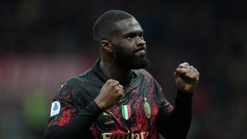 Formado pelo Chelsea e jogador do Milan, Tomori conta as diferenças entre o futebol na Inglaterra e na Itália