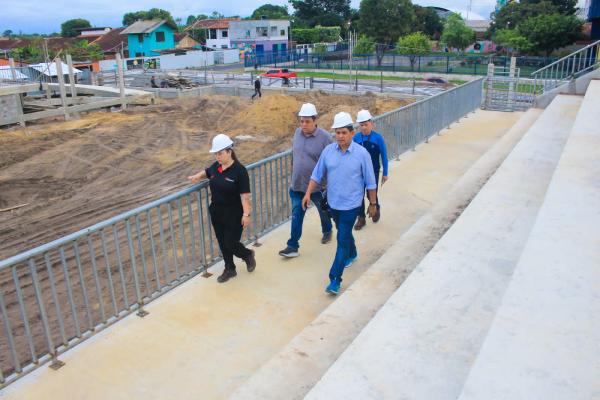 Bi Garcia vistoria obras do anfiteatro e praça Eduardo Ribeiro, em Parintins