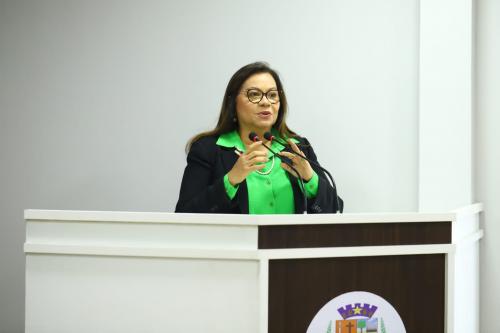 Márcia Baranda solicita implantação de Banco de Leite, contratação de terapeuta para TEA e informações sobre TFD