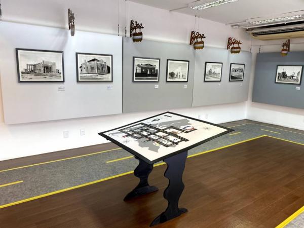 Artistas apresentam técnicas de desenho e esculturas em exposição no Liceu de Parintins