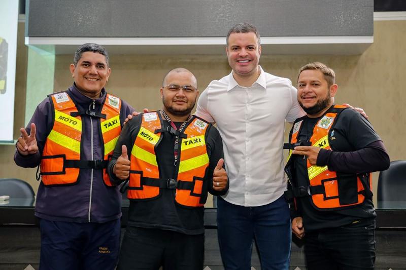 Detran AM realiza entrega de kits de segurança do projeto ‘Motociclista Legal’