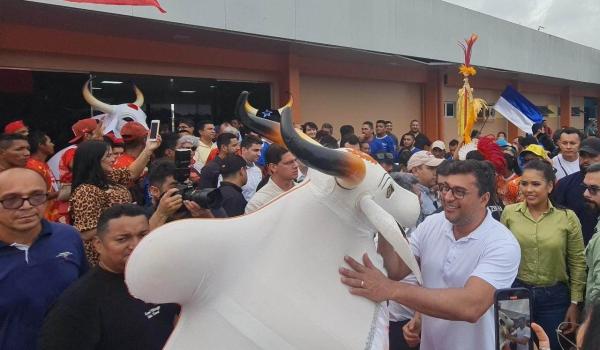 Boi Mirim Tupi desbanca Caprichoso e Garantido na chegada do Governador Wilson Lima em Parintins, ASSISTA 