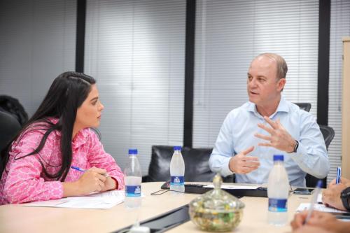 Deputada Mayra Dias debate policiamento no interior e violência contra mulher com secretário de Segurança