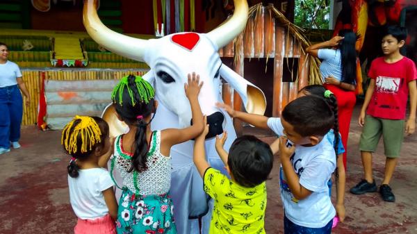 Boi Garantido recebe crianças autistas para visita no curral Lindolfo Monteverde Boi Garantido recebe crianças autistas para visita no curral Lindolfo Monteverde