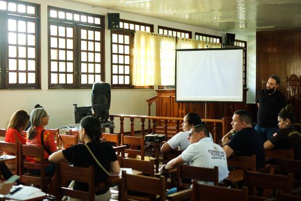 Boi Garantido reúne com juíza de Parintins para estabelecer participação de crianças e adolescentes em eventos bovinos 2023