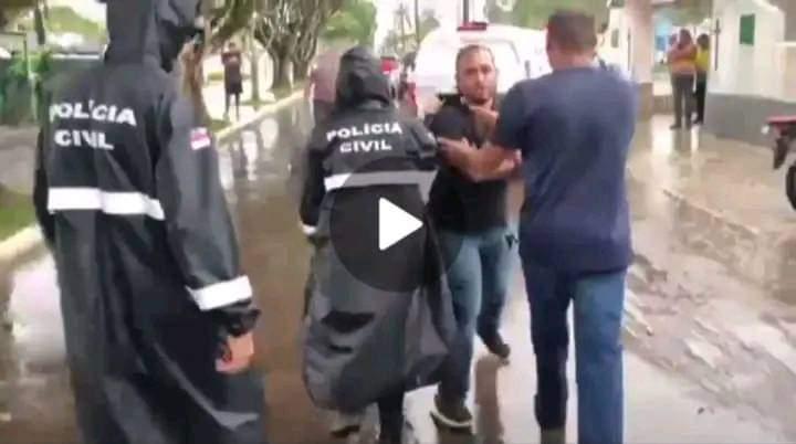 Repórter faz live no cemitério de Itacoatiara e acaba preso; população fica revoltada com ação da delegada
