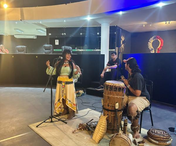 Djuena Tikuna apresenta sua música e saberes a universitários norte-americanos