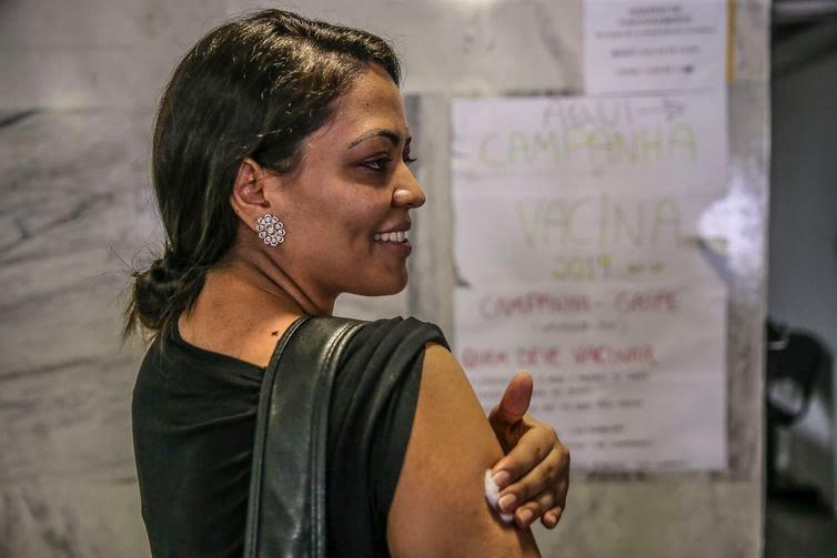 Campanha de vacinação contra gripe começa em todo o país 