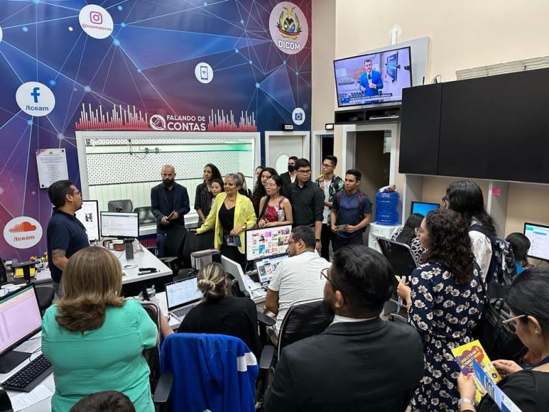 Estudantes de Direito do Iames realizam visita técnica ao TCE-AM