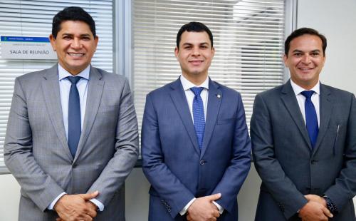 Em Brasília, Mateus Assayag apresenta sugestão de novos modelos construtivos para escolas de várzea