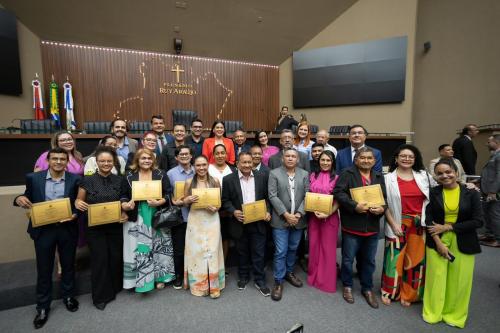 Deputada Mayra Dias presta homenagem aos jornalistas
