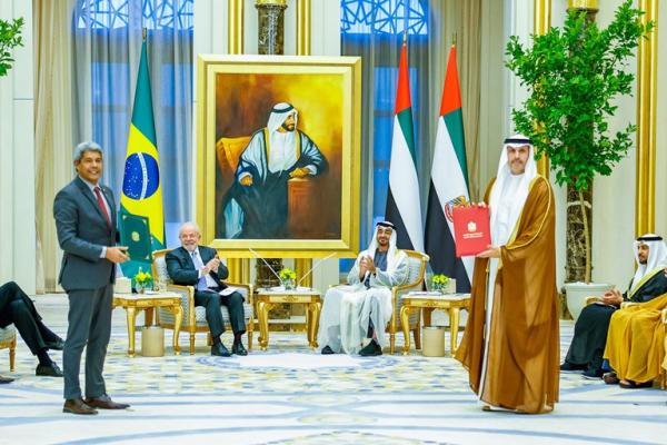 Brasil assina acordos de R$ 62,5 bilhões com China e Emirados – e Lula destaca a atuação do país no cenário internacional