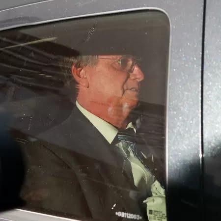 Bolsonaro chega à Polícia Federal para depor sobre atos golpistas