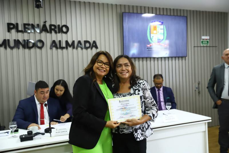 Márcia Baranda homenageia jornalista Peta Cid por sua trajetória de 35 anos na profissão