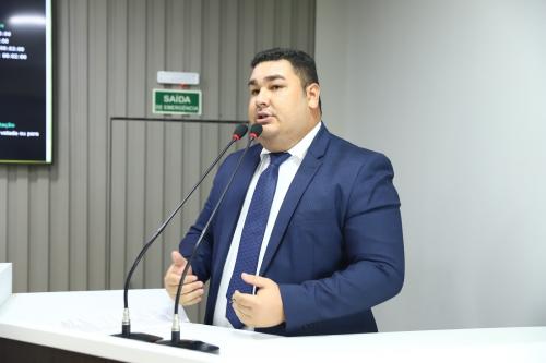 Alex Garcia comemora assinatura de homologação para implantação do Escritório Social em Parintins