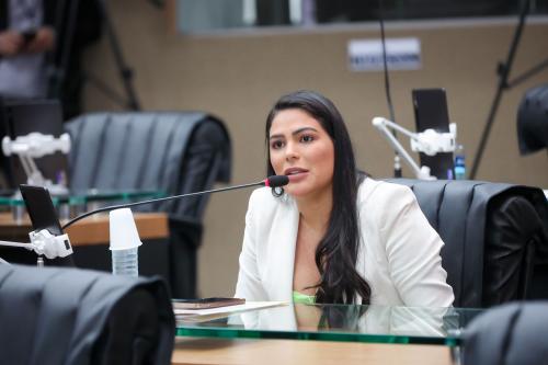 Deputada Mayra Dias reafirma compromisso no combate à violência contra a mulher e cobra eficácia das leis