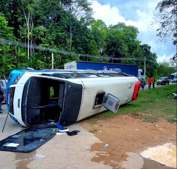 Corpo de Bombeiros socorre vítimas de acidente entre carreta e micro-ônibus na BR-174