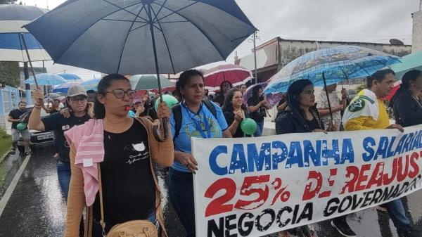 Professores de Parintins aderem à greve até debaixo de chuva