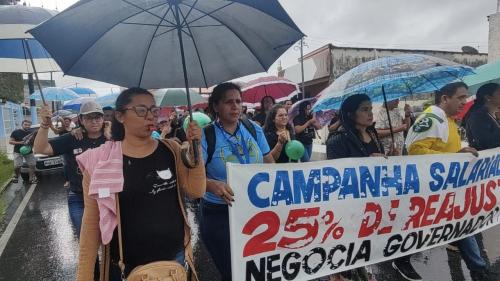 Professores de Parintins aderem à greve até debaixo de chuva