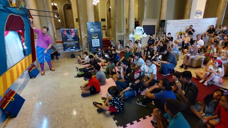 Em intercâmbio cultural, crianças da comunidade do Abelha apreciam espetáculo de ópera no Teatro Amazonas