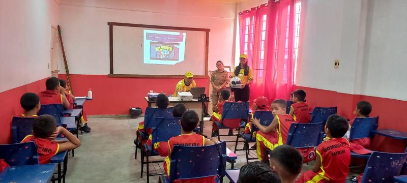 EMTT realiza palestra sobre o Maio Amarelo aos alunos do Bombeiro Mirim 