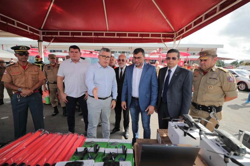Modernização: Wilson Lima entrega novos veículos e equipamentos para as forças de segurança pública