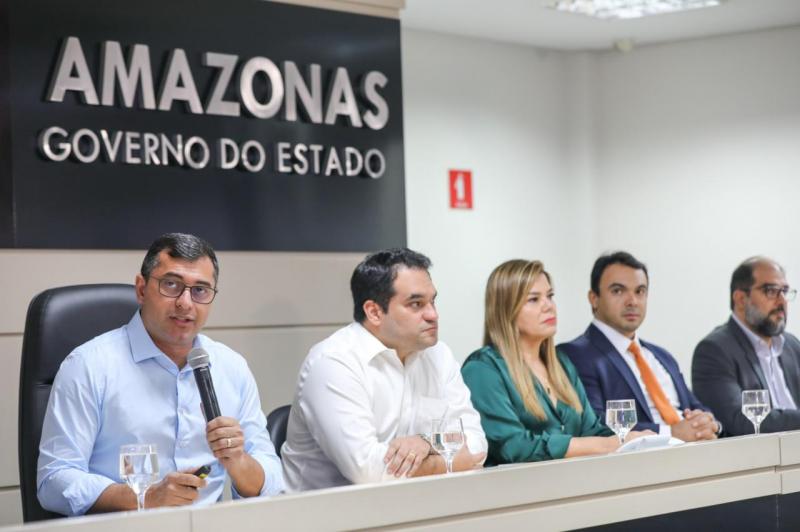 Wilson Lima anuncia reajuste para servidores da Educação e coloca piso salarial de professores entre os maiores do país