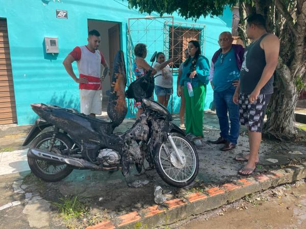 Radialista tem moto incendiada enquanto apresentava jornal