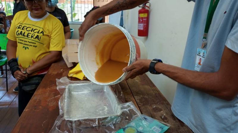 Oficina de Sabão Ecológico orienta sobre descarte correto do óleo de cozinha