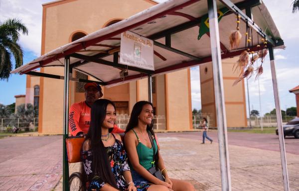 Triciclo é fonte de renda e símbolo da ilha de Parintins