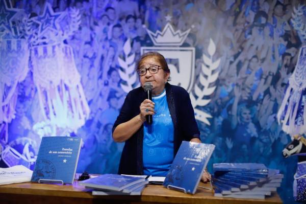 Livro “Estrelas de um Centenário”, de Odinéa Andrade, é lançado com festa em Parintins