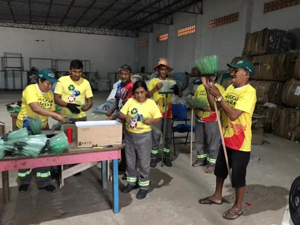 Catadores de recicláveis de Parintins produzem vassouras ecológicas de garrafas pet 