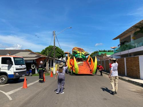 Detran Amazonas coordena traslados das alegorias para o Bumbódromo