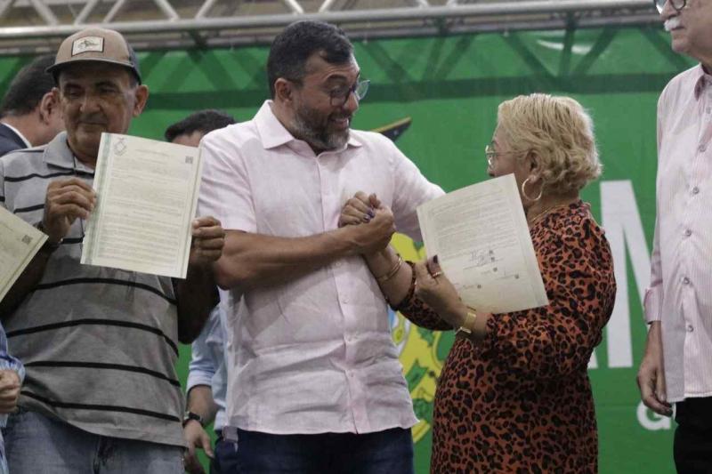 Wilson Lima inicia regularização fundiária de mais 1,5 mil unidades habitacionais e entrega 200 títulos definitivos