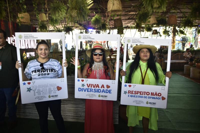Ministras do Turismo e dos Povos Indígenas conhecem circuito do Governo do Amazonas montado na Catedral de Parintins