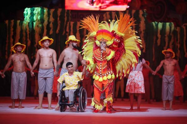 Bumbás de Parintins cantam diversidade e exaltam direitos humanos nas três noites do festival
