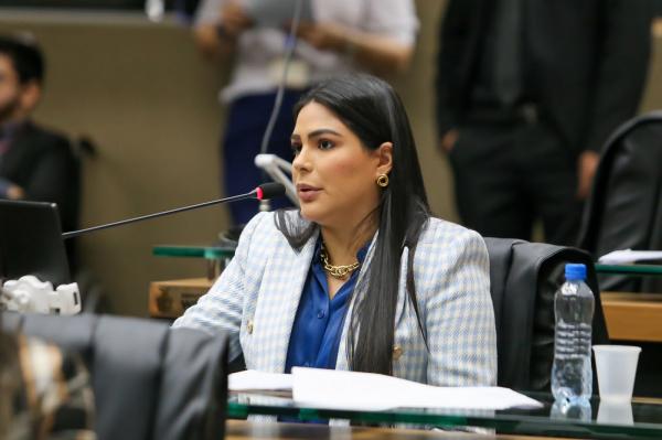 Deputados aprovam projeto de Mayra Dias que institui o Dia 