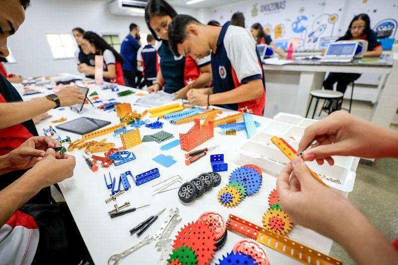 Governador em exercício Tadeu de Souza entrega 51º laboratório de robótica e destaca êxito da reposição de aulas na rede estadual