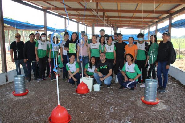 Alunos do curso Técnico em Agropecuária do Ifam Parintins participam de atividades práticas na granja Paraíso do Aninga