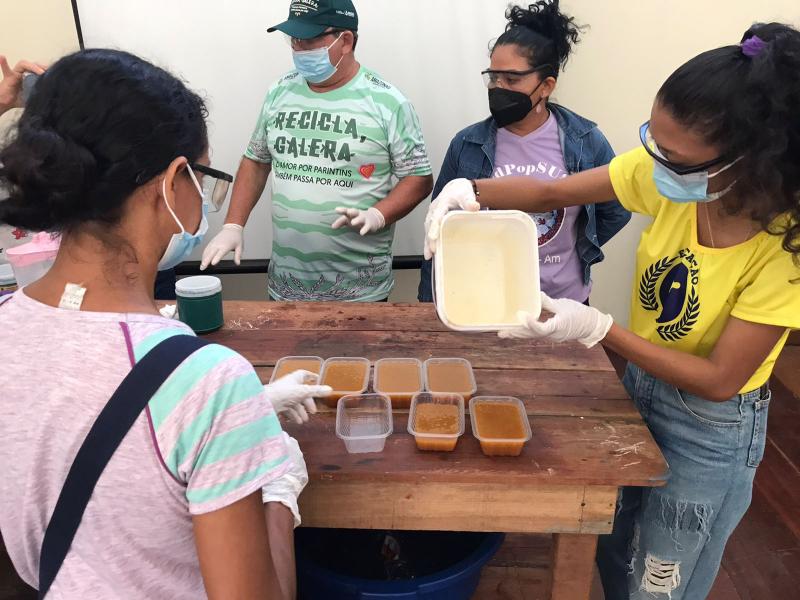 Oficinas de sabão ecológico reduzem impacto ambiental do descarte de óleo de cozinha 