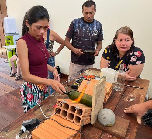 Sedema conclui mais uma oficina de reciclagem com garrafas de vidro 