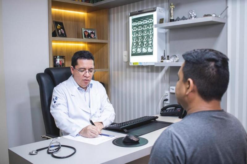 Dificuldade para urinar pode ser ocasionada pelo aumento da próstata, alerta urologista