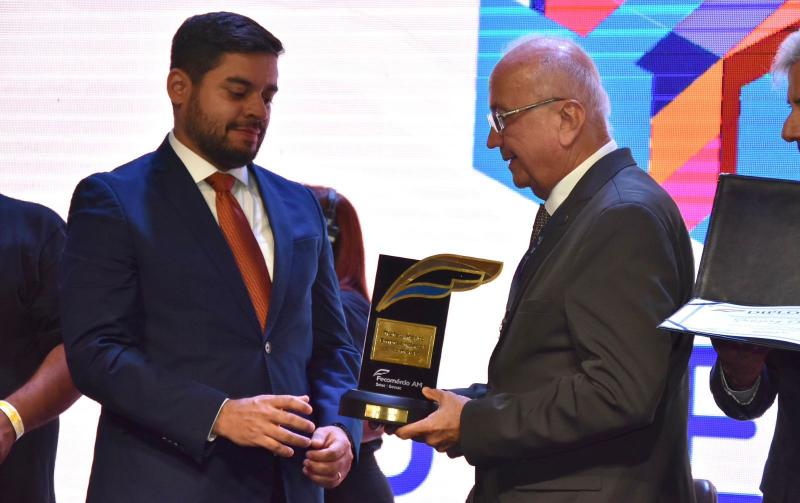 Reitor da UEA recebe Troféu Mérito Empreendedor pelo Samsung Ocean