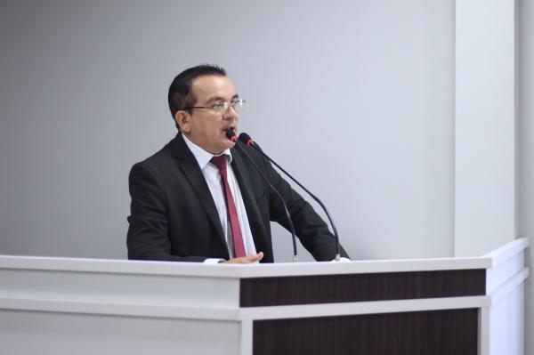 Massilon afirma que “não fazer concurso público é uma forma indireta de cometer crime eleitoral cooptando eleitores funcionários”