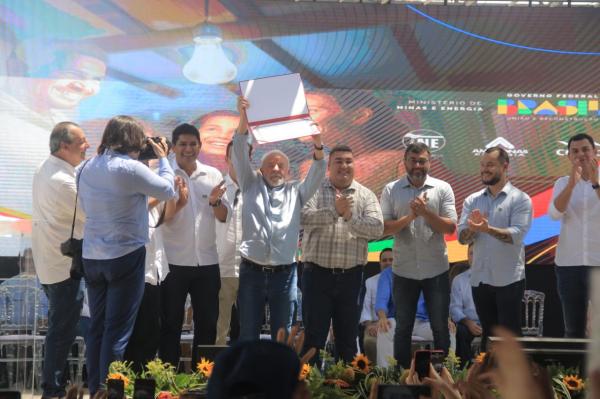 Prefeito Bi Garcia concede título de cidadania parintinense ao presidente Lula