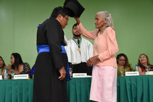 Reitor da UEA outorga grau a 72 formandos em Parintins